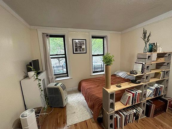 4th image of 560 Audubon Ave #1R