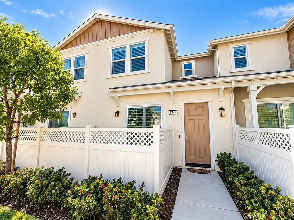 1345 Clary Ct