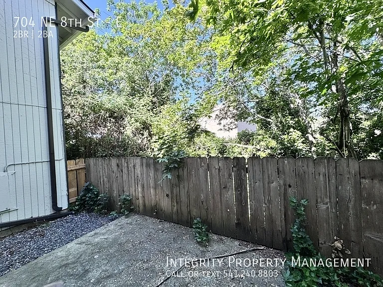 704 NE 8th St #E — Photo 19