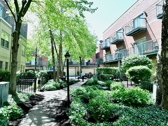 3rd image of 4530 S Woodlawn Ave Unit 406
