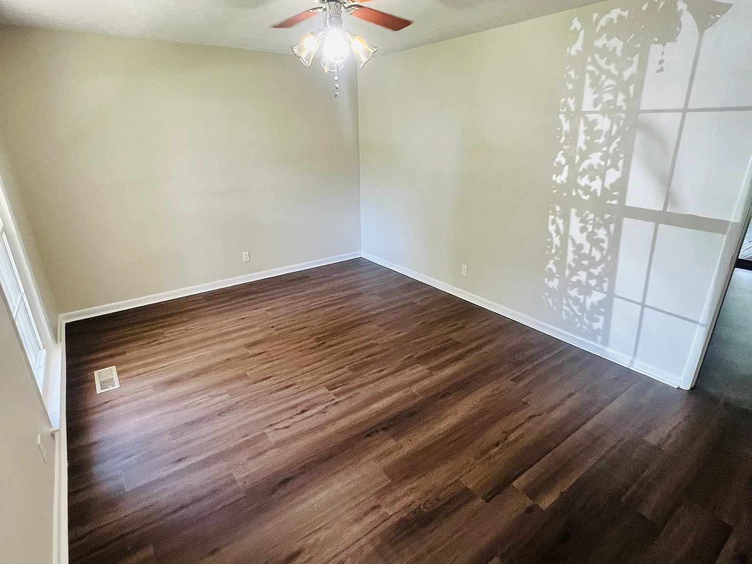 3 bed, 1.5 bath, 1075 sqft, $1,000 — Photo 2
