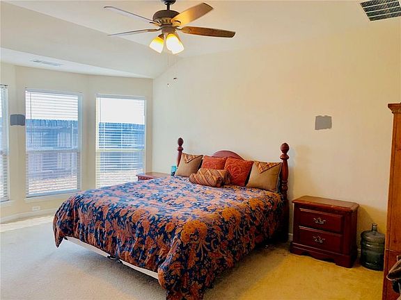 4th image of 417 Crown Oaks Dr