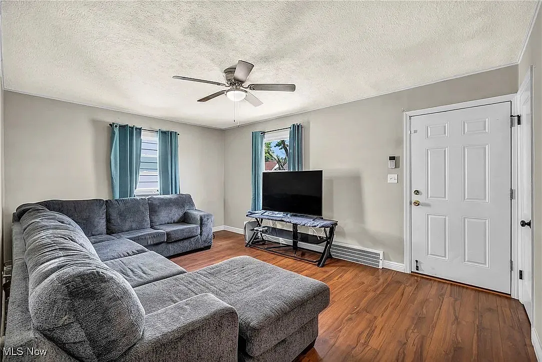 3 bed, 1000 sqft, $2,150 — Photo 3