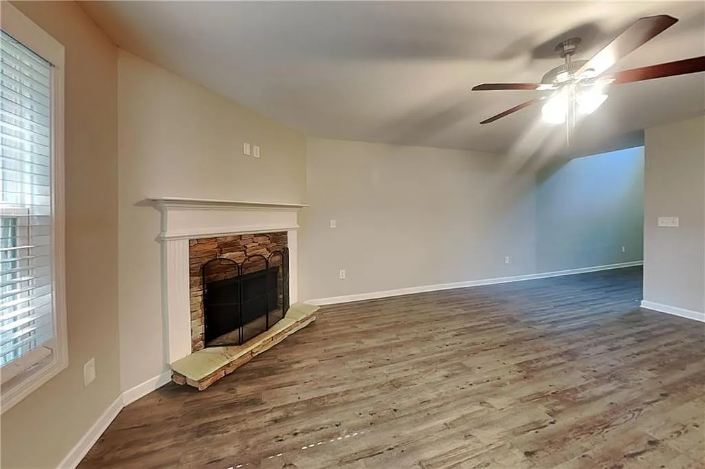 3 bed, 2.5 bath, 1799 sqft, $1,895 — Photo 3
