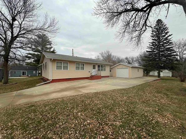 1105 Jackson Ave, Spirit Lake, IA 51360