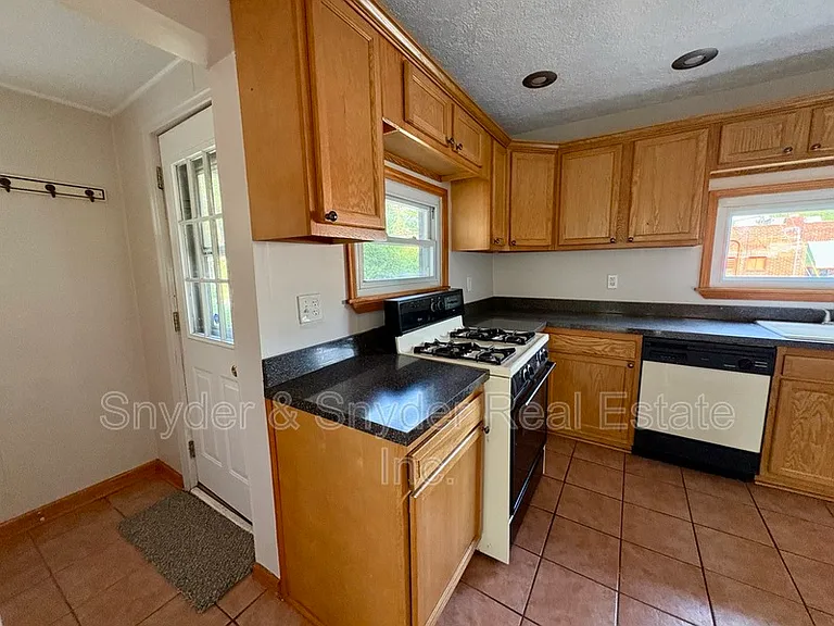 605 Sackett Ave — Photo 12