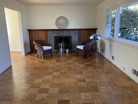 Living room w/working fireplace