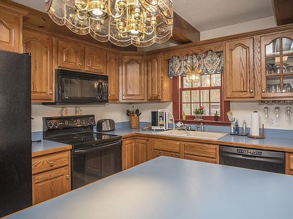 3rd image of 5 Gillian Dr