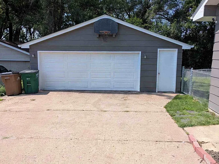 Shared Detached Garage (1 Stall Per Unit)