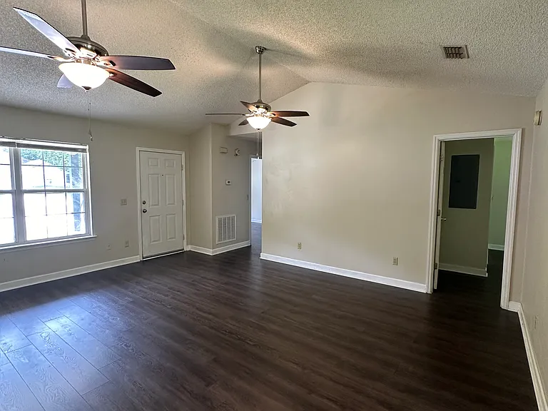 140 Talbot Ct #140 — Photo 2