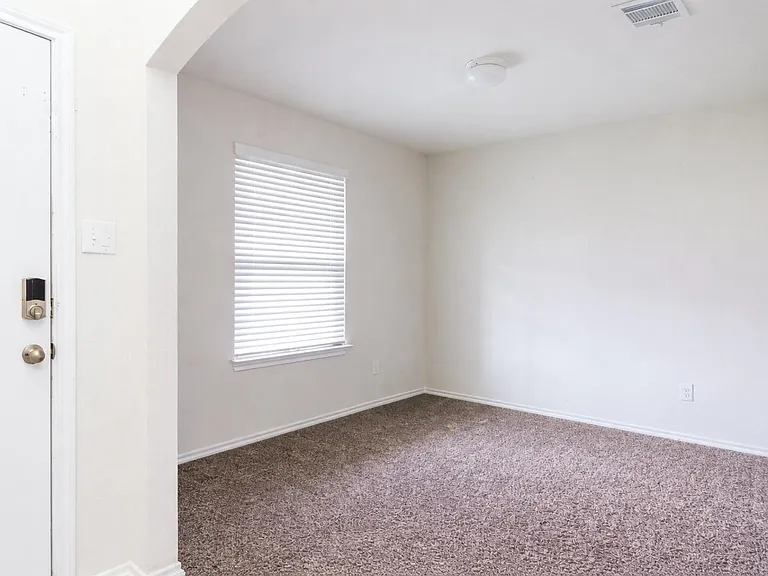 914 Decker Dr — Photo 6