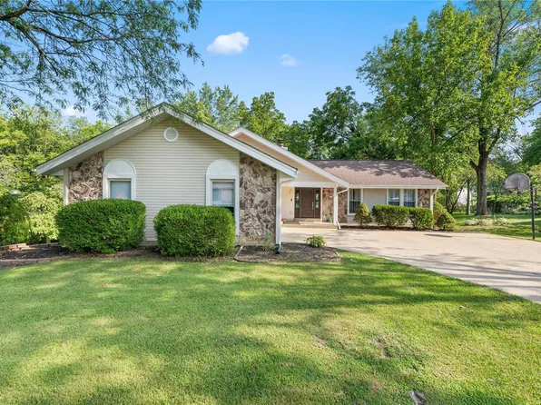 4 Lourdes Ct, Lake Saint Louis, MO 63367