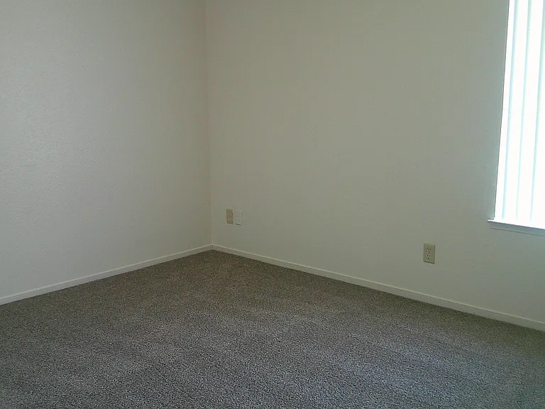 Lindsay Apartments — Photo 17