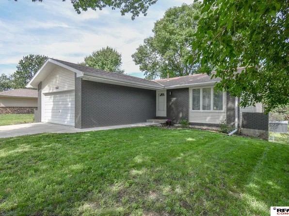 5616 Dogwood Dr, Lincoln, NE 68516