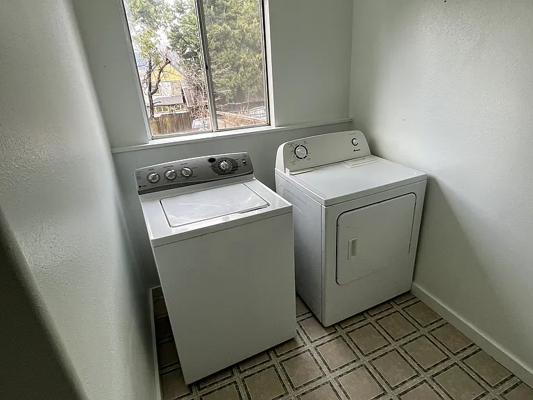 109 N B St — Photo 10