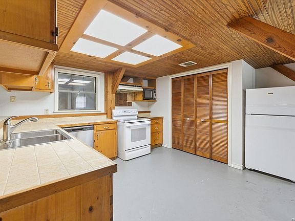 3rd image of 109 Glenn Oaks Dr