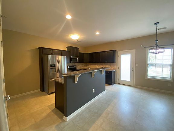 4th image of 118 Broomsedge Ln