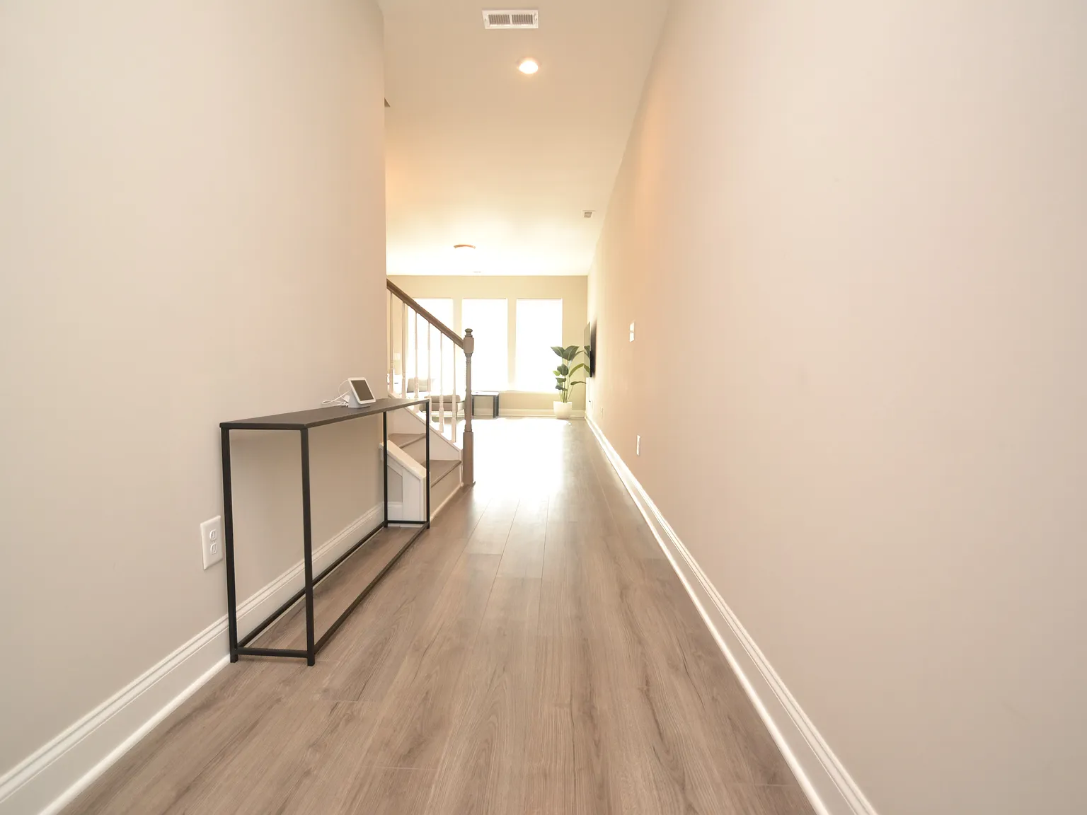 Luxurious Townhome Available — Photo 2