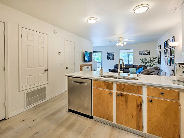 1128 N Iron Horse Dr — Photo 14