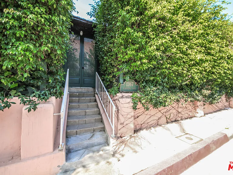 1367 N Beverly Dr — Photo 2