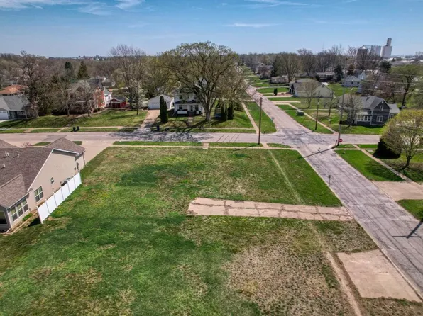 303 E 1st St, Pella, IA 50219