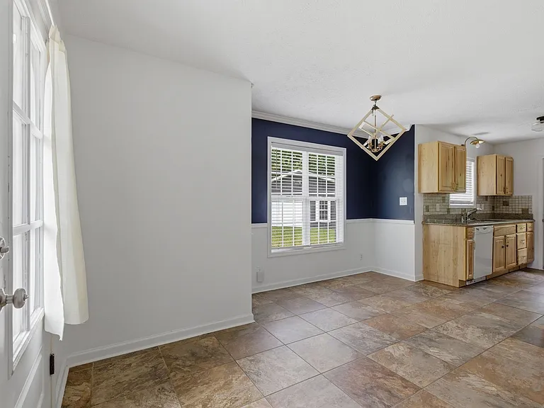 123 Vivian Dr — Photo 4