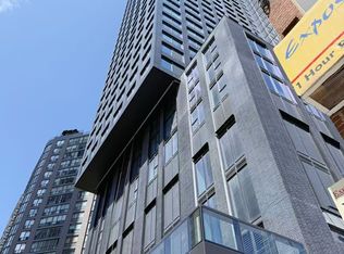 8 Wellesley St W #4012, Toronto, ON M4Y 1E7