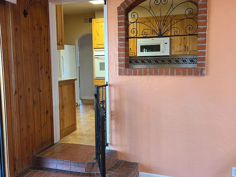 1037 Indiana St SE — Photo 1