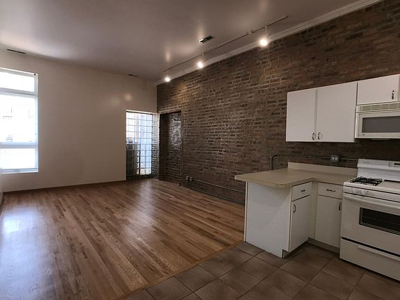 3rd image of 683 N Milwaukee Ave