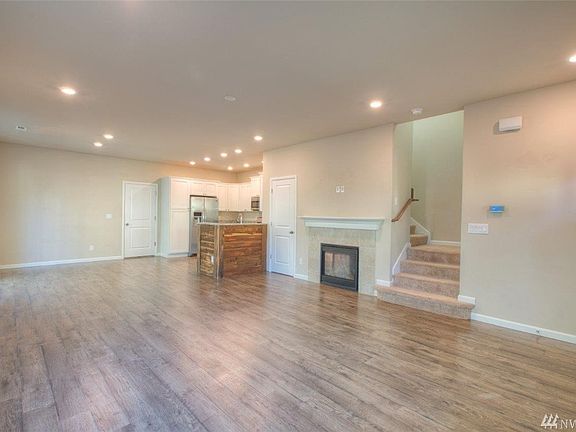 3rd image of 3342 Aurora St NE