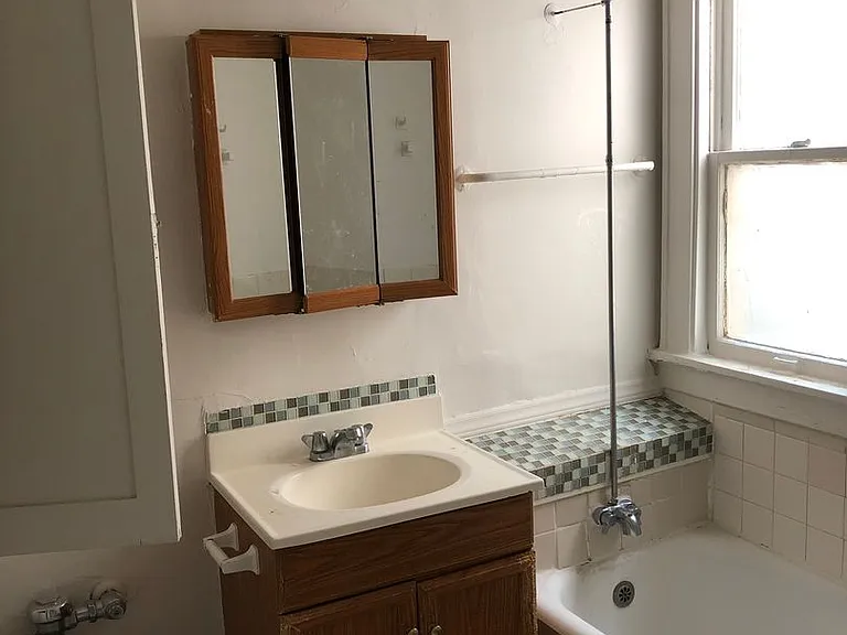 Newport Manor — Photo 27