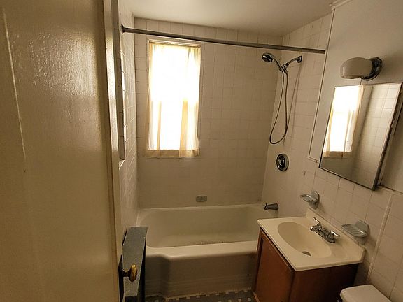 3rd image of 14 N Carpenter Ter APT 1R