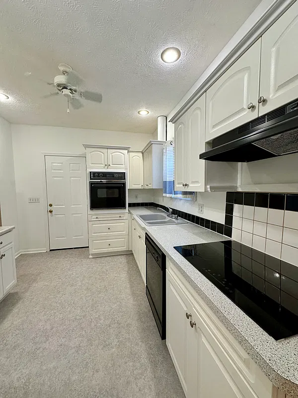 Charming 2 Bedroom House on Hanscom Boulevard — Photo 4