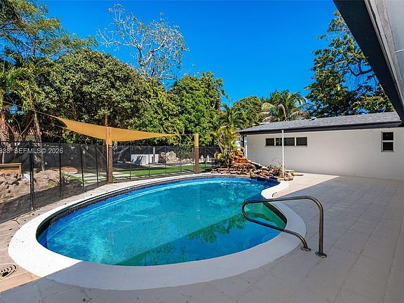 4th image of 4121 SW 3rd St