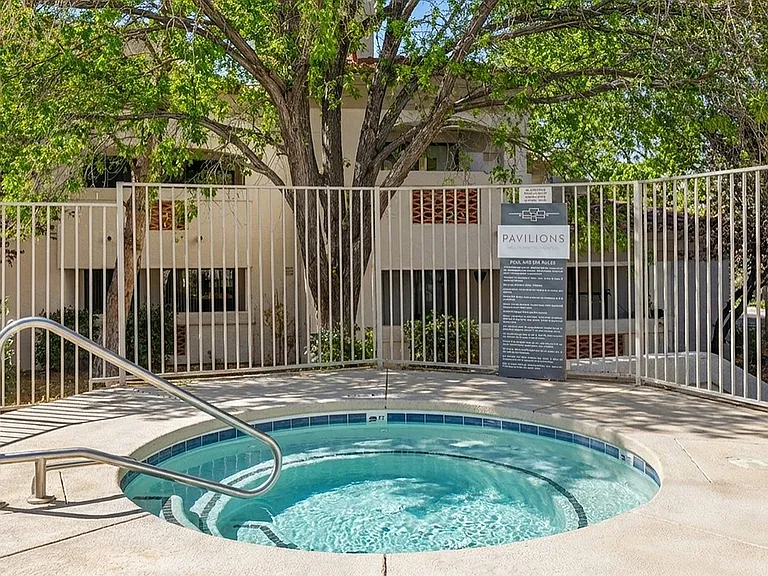 Pavilions Apartments Hot Tub