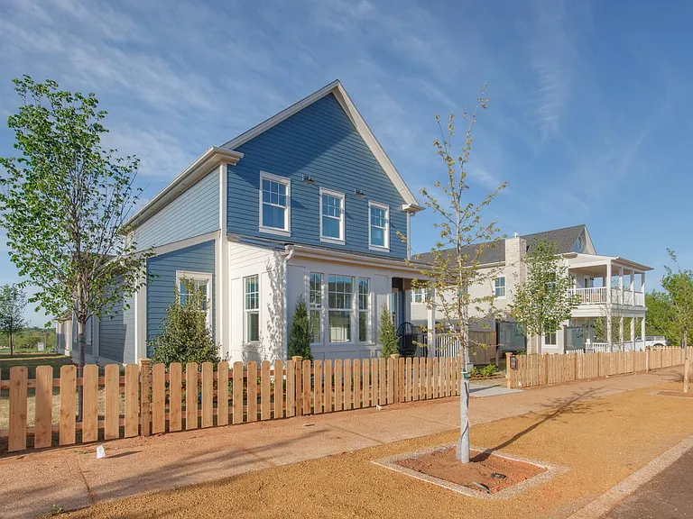 18434 Sweetwater Ln — Photo 2