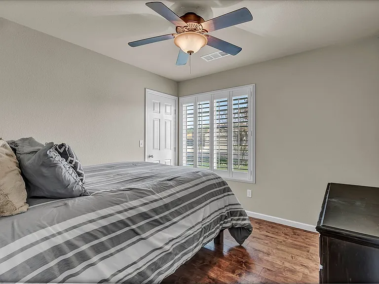 2435 N Crowe St — Photo 38