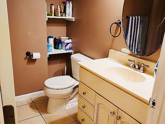 2nd floor full bathroom 