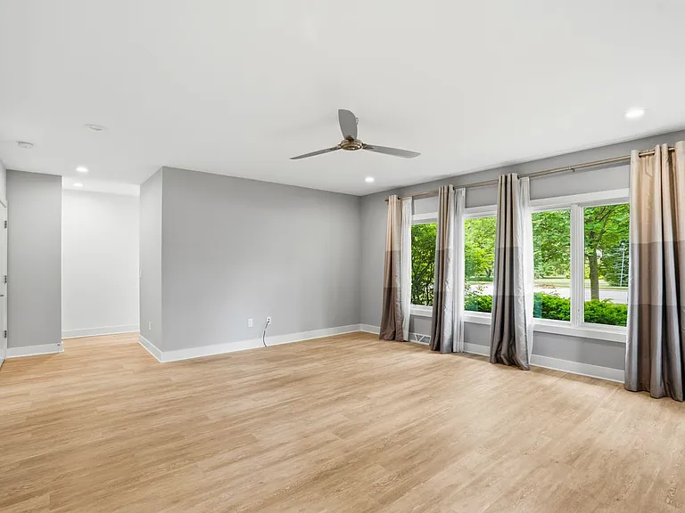 4515 N Lake Dr — Photo 12