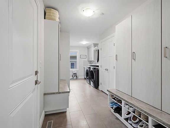 3rd image of 1 NW Meadow Close