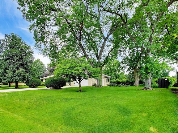 3rd image of 1015 Sherwood Dr