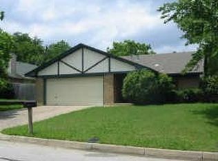 827 N Atkerson Ln, Euless, TX 76040