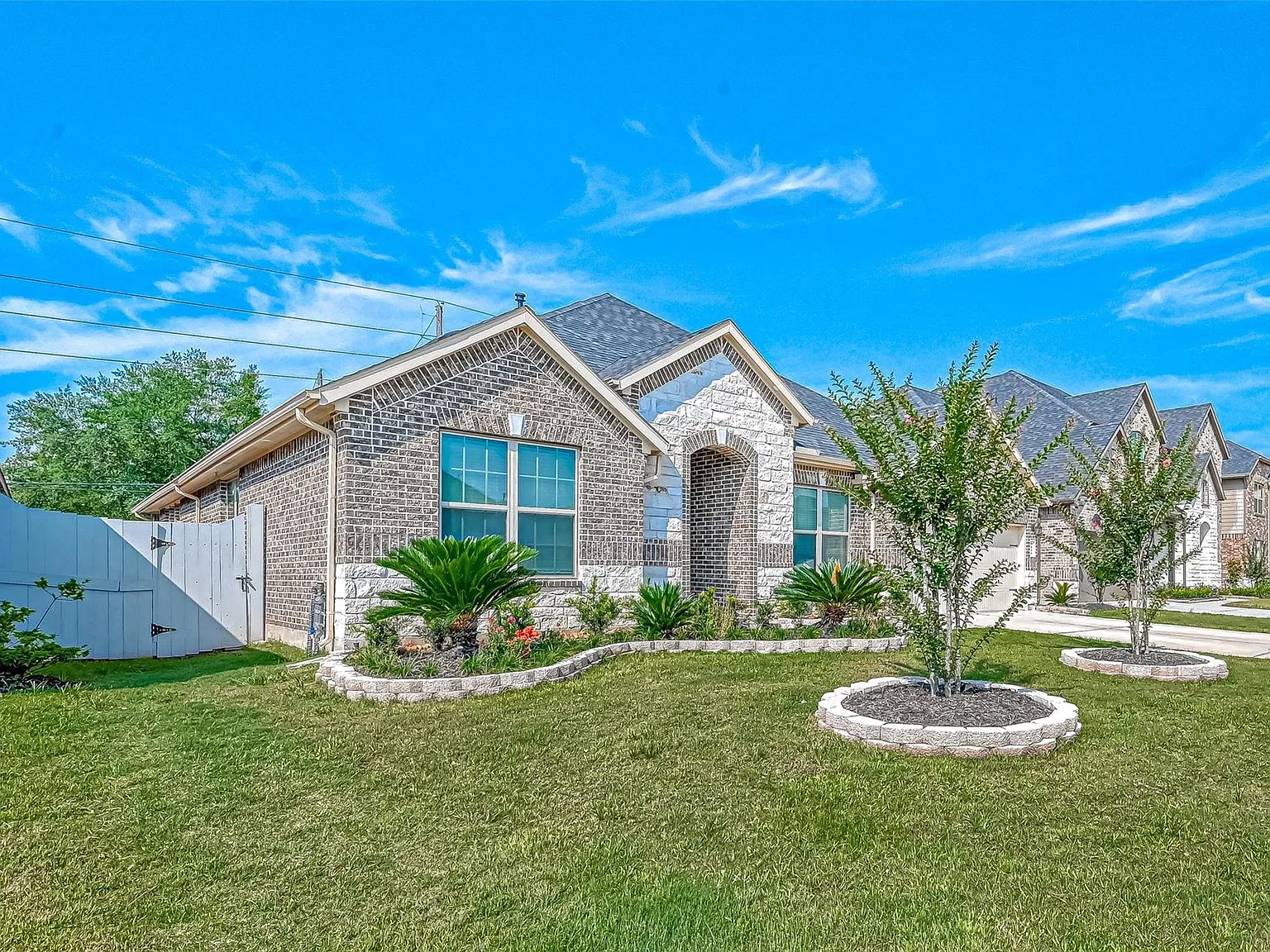5 bed, 3.5 bath, 2754 sqft, $2,900 — Photo 2