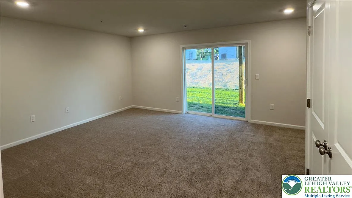 3 bed, 2.5 bath, 1969 sqft, $2,700 — Photo 4