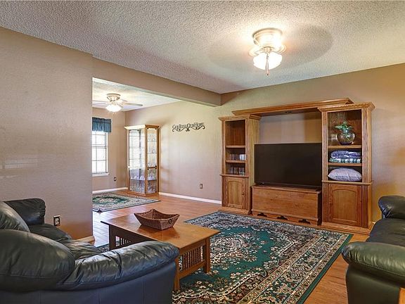 4th image of 1403 Rockdale Dr