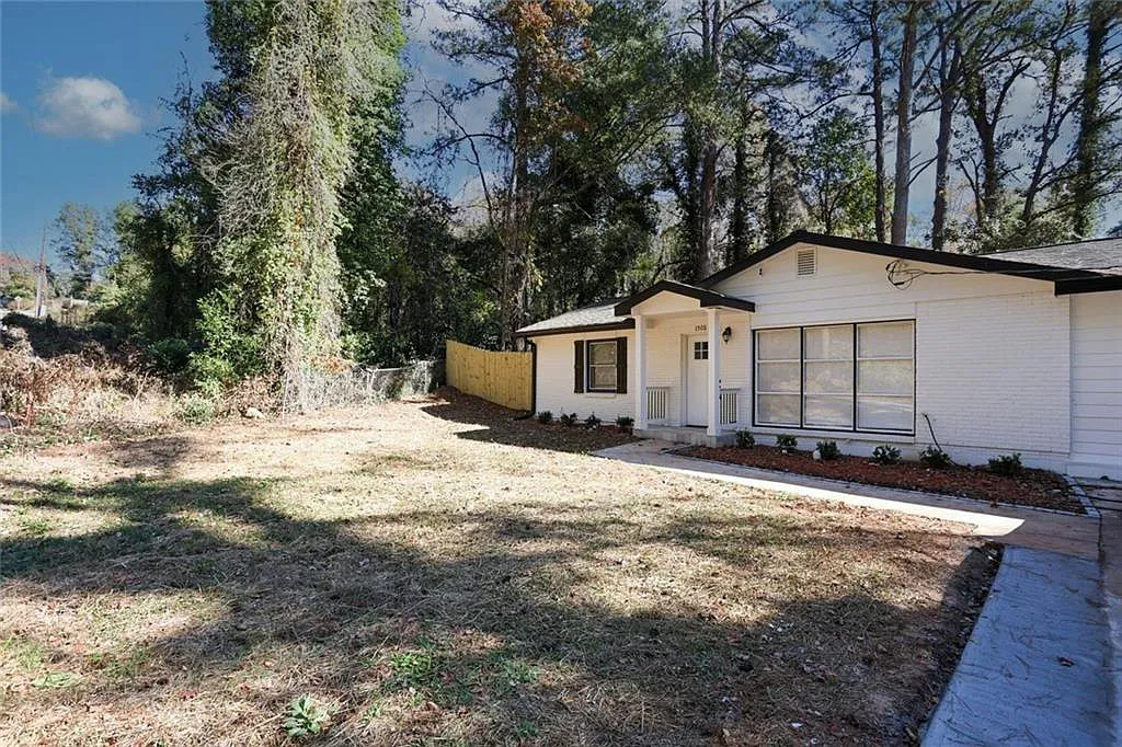 3 bed, 2.0 bath, 1159 sqft, $1,795 — Photo 2