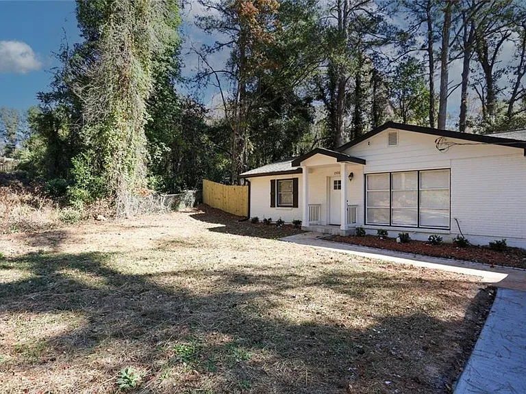 1508 Peachcrest Rd — Photo 2