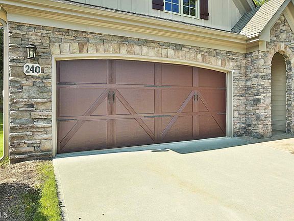 4th image of 240 Brock Ct