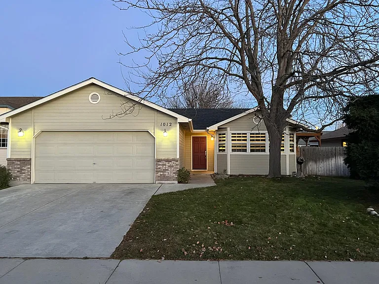 1012 N Silver Ash Ave — Photo 2