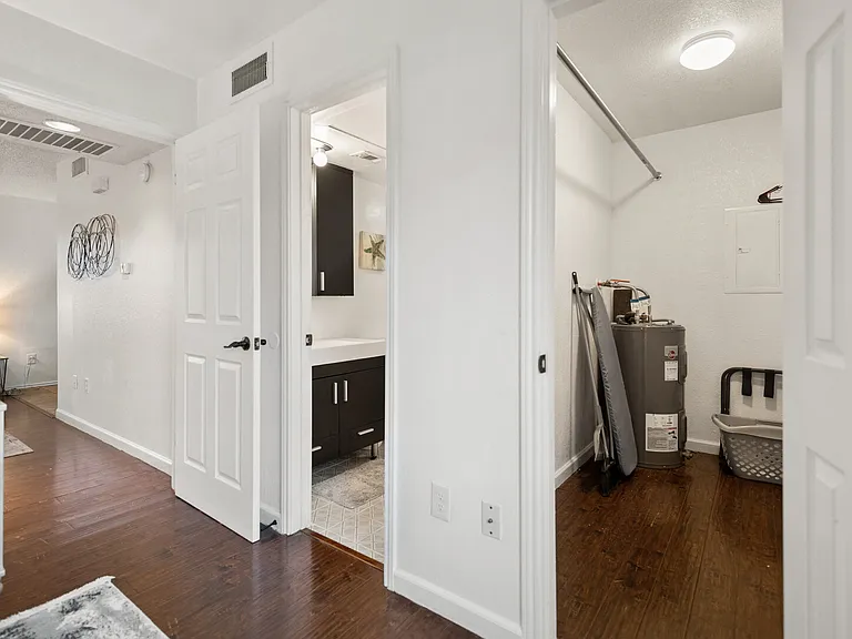 Evergreen St — Photo 15
